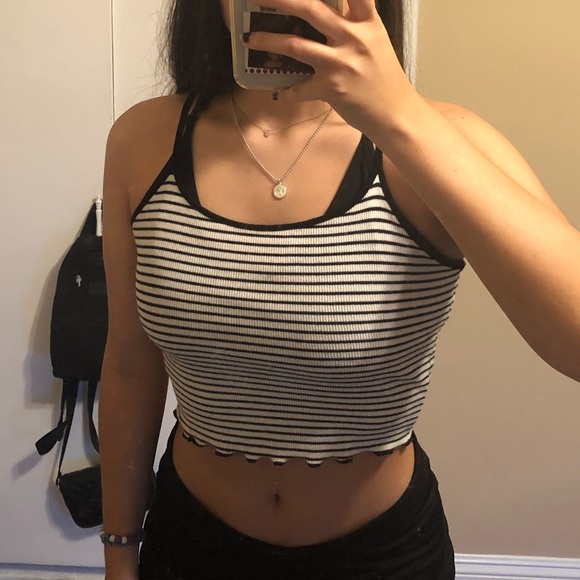 Cropped Tank Top - Picture 2 of 9